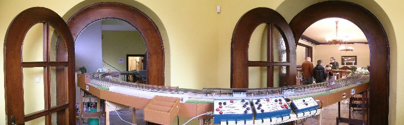 Das Arrangement f&uuml;hrt durch den Vorraum